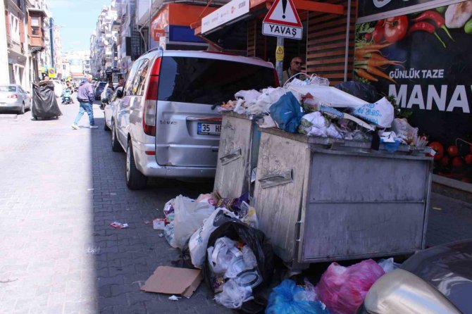 Karşıyaka’nın Her Köşe Başında Çöp Yığını