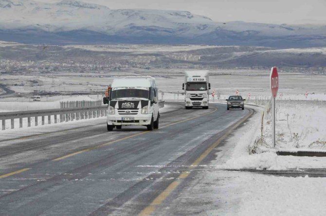 Kars’ta Sürücülerin Buzla İmtihanı