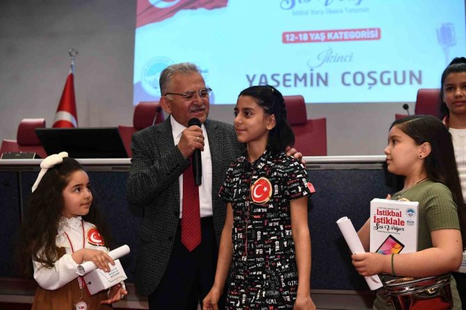 Başkan Büyükkılıç, İ̇stiklal Marşı’na Ses Veren İ̇stikbali Tebrik Etti
