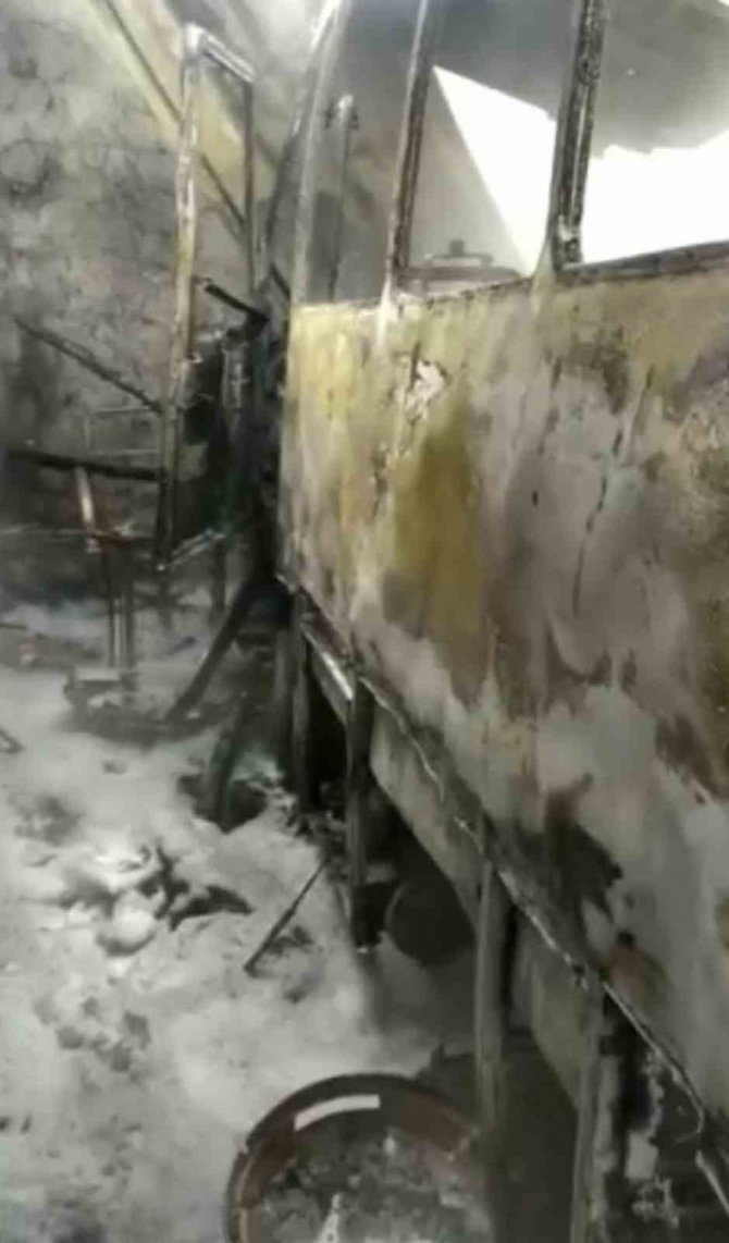 Garajda Çıkan Yangında Traktör Ve Minibüs Küle Döndü