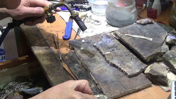 Eski Altın Ve Gümüş Takılar Ellerinde Yeniden Hayat Buluyor