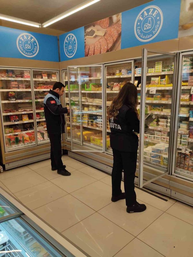 Gebze’de Zabıtalar Marketleri Denetliyor