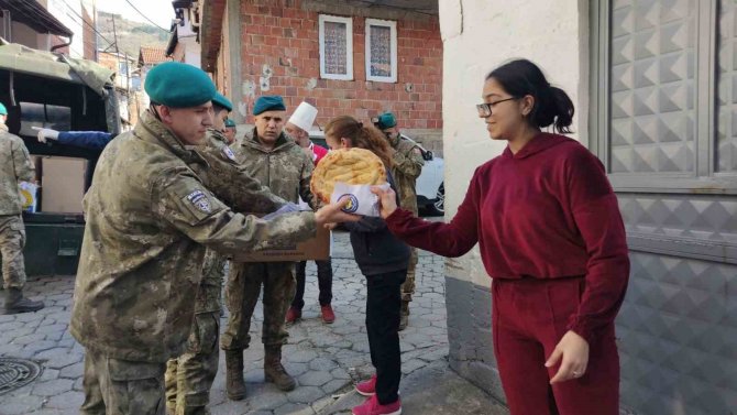 Türk Askeri Kosovalılara Ramazan Pidesi Dağıttı
