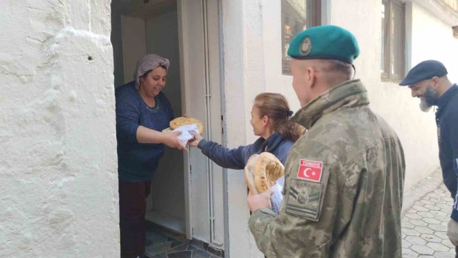 Türk Askeri Kosovalılara Ramazan Pidesi Dağıttı