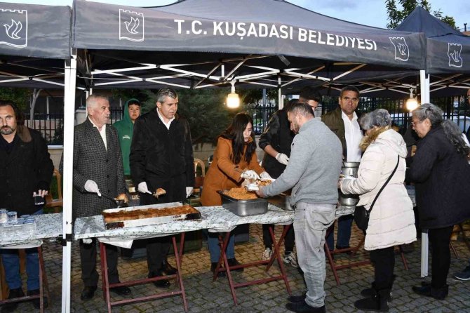 Kuşadası Belediyesi, Davutlar Mahallesi’nde İftar Yemeği Düzenledi