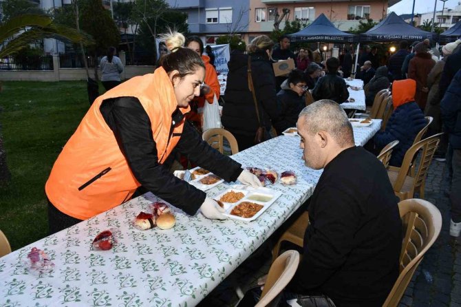 Kuşadası Belediyesi, Davutlar Mahallesi’nde İftar Yemeği Düzenledi