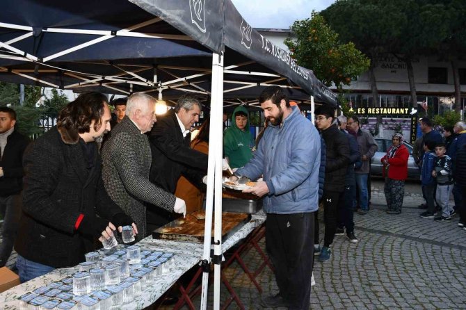 Kuşadası Belediyesi, Davutlar Mahallesi’nde İftar Yemeği Düzenledi