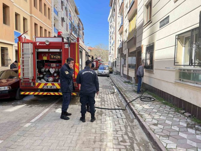Yangında İçeride Mahsur Kalan Baba Ve Oğlunu Komşuları Kurtardı