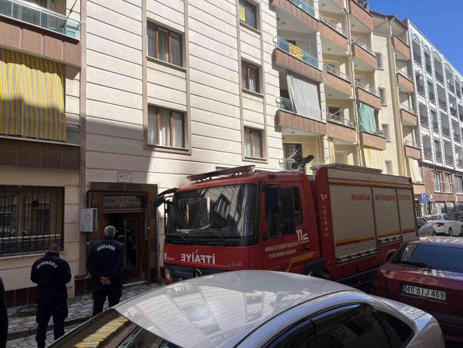 Yangında İçeride Mahsur Kalan Baba Ve Oğlunu Komşuları Kurtardı