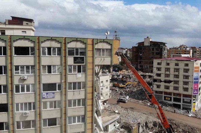 Toza Aldırış Etmeden Cep Telefonlarıyla Enkaz Çalışmasını Görüntülediler