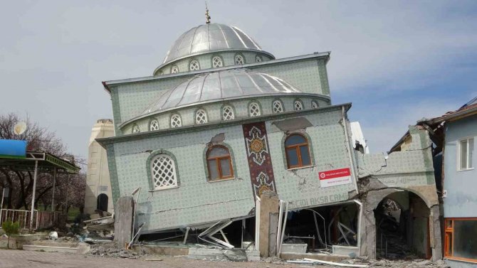 İ̇lk Depremde Minaresi, İkincisinde Kendisi Yıkılan Cami Yan Yattı