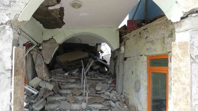 İ̇lk Depremde Minaresi, İkincisinde Kendisi Yıkılan Cami Yan Yattı