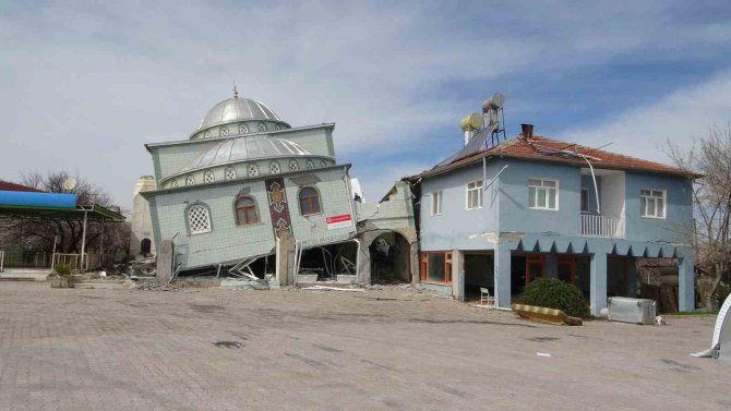 İ̇lk Depremde Minaresi, İkincisinde Kendisi Yıkılan Cami Yan Yattı