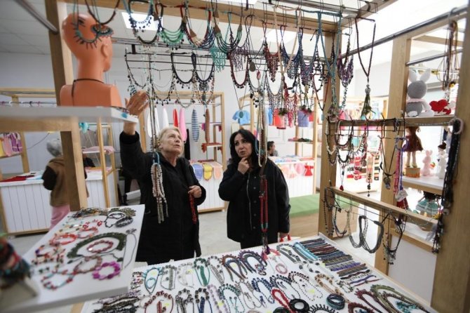 Bayraklı’nın Üreten Kadınları Stantlarda Yeniden Satışa Başladı