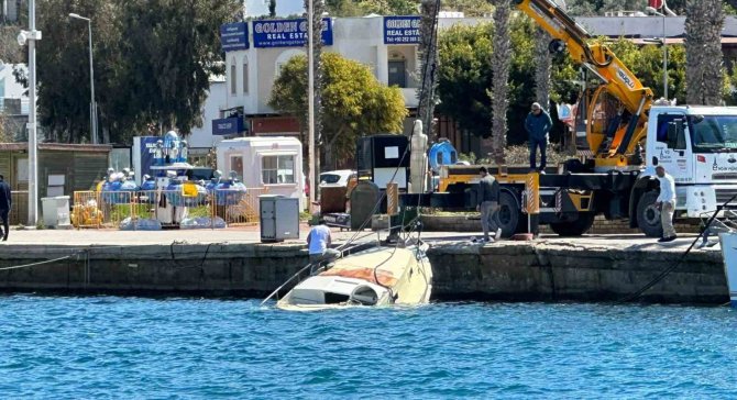 Motoryat Fırtınada Battı