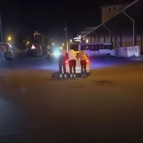 Patenli Gençler Lüks Arabanın Arkasına Asılarak Hayatlarını Tehlikeye Attı