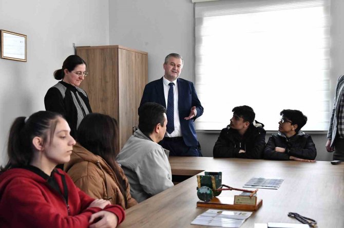 Osmangazi’de En Çevreci Muhtar Ve Öğrencilere Plaket