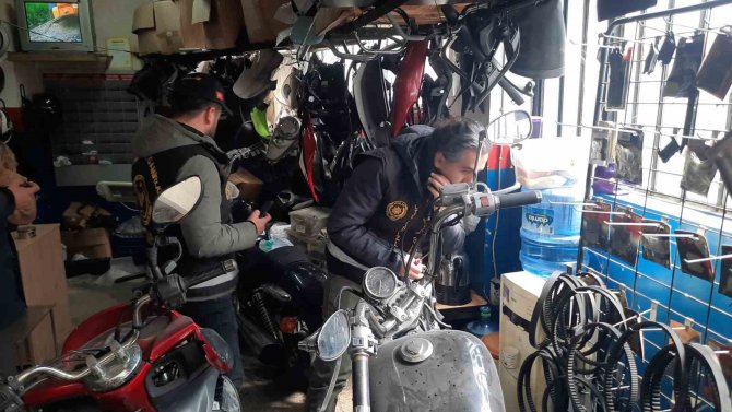 İ̇stanbul’da Oto Hırsızlık Büro Amirliği Ekiplerinden Motosiklet Tamircilerine Denetim