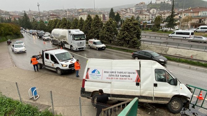 Kontrolden Çıkan Panelvan Üst Geçide Çarparak Durabildi: 2 Yaralı