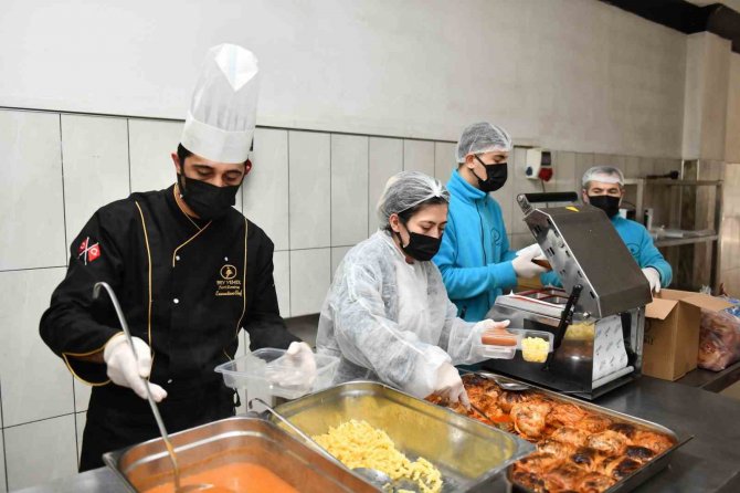 Esenyurt Belediyesi İhtiyaç Sahibi Vatandaşlara İftar Yemeği Ve Ramazan Kolilerini Ulaştırıyor