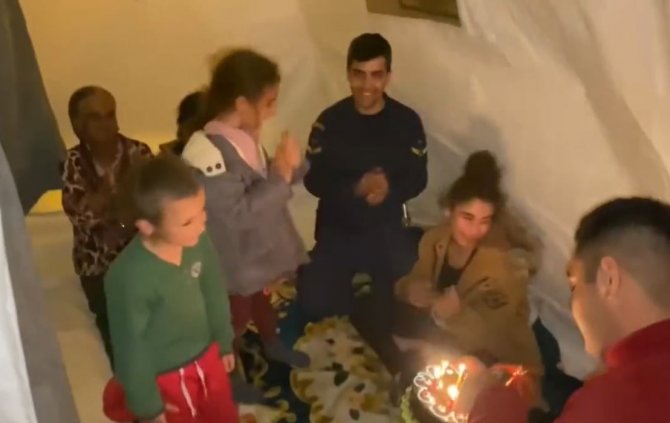 Sahil Güvenlik Ekiplerinden Depremzede Çocuklara Doğum Günü Sürprizi
