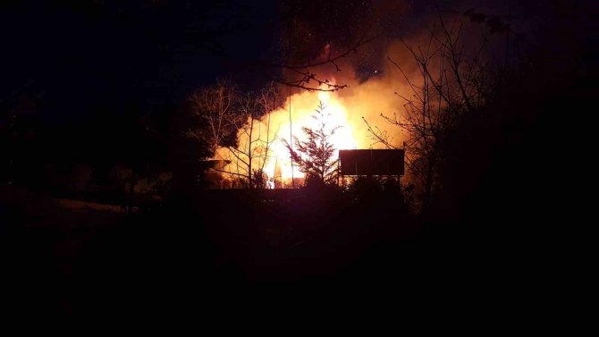 Bungalov Ev Alevlere Teslim Oldu