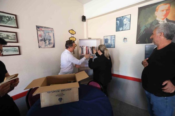 Selçuk’ta, Kahvehanelere Kitap Köşesi