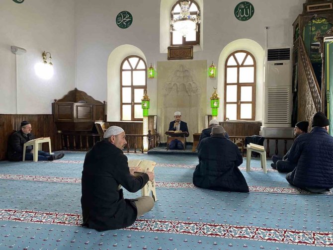 Bin 300 Yıllık Türbede Mukabele Geleneği Sürdürülüyor