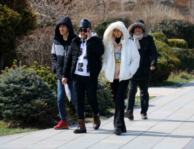 Mart Kapıdan Baktırmasa Da Kazma Kürek Yaktırdı