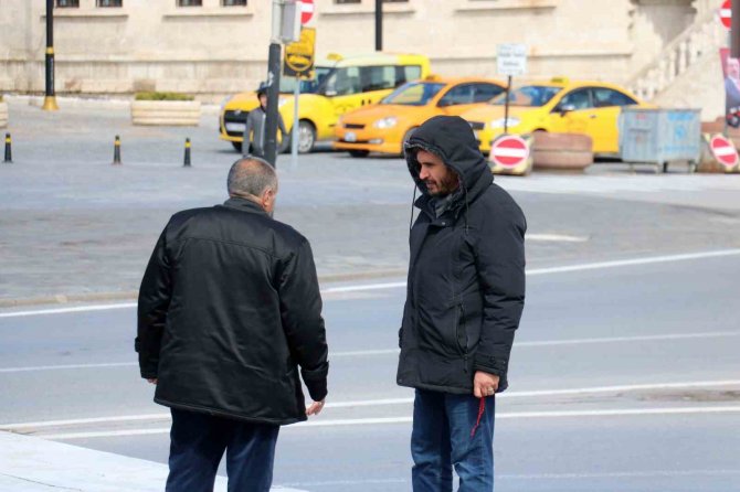 Mart Kapıdan Baktırmasa Da Kazma Kürek Yaktırdı