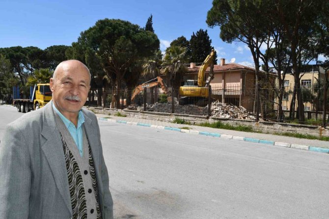 Söke’de 20 Yıl Çalıştığı Kurumun Binasının Yıkımını Hüzünle İzledi