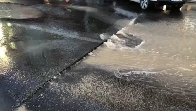 Su Borusu Patladı, Asfaltı Yardı, Yolu Adeta Göle Çevirdi