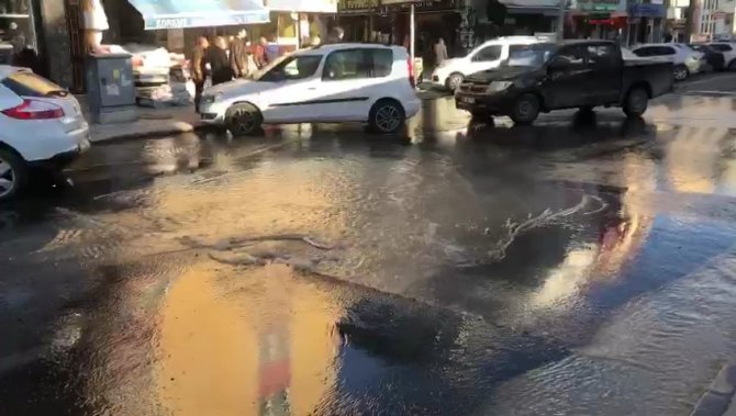 Su Borusu Patladı, Asfaltı Yardı, Yolu Adeta Göle Çevirdi