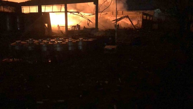 Parfüm Fabrikasındaki Yangın Söndürülemiyor