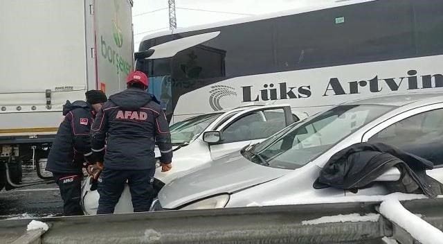 Bolu’da Büyük Trafik Kazası, Ankara İstikametine Tem Otoyolu Trafiğe Kapandı