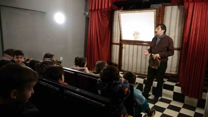 Ekmek Arası Karagözle Hacivat