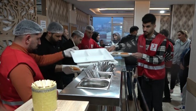 Muş’ta Tük Kızılay’ı Depremzedeler İçin İftar Programı Düzenledi
