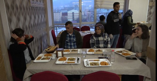 Muş’ta Tük Kızılay’ı Depremzedeler İçin İftar Programı Düzenledi
