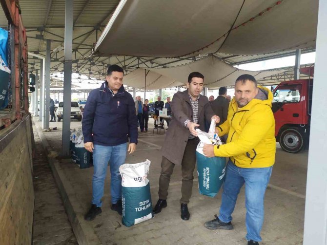 Üreticilere Soya Tohumu Dağıtıldı