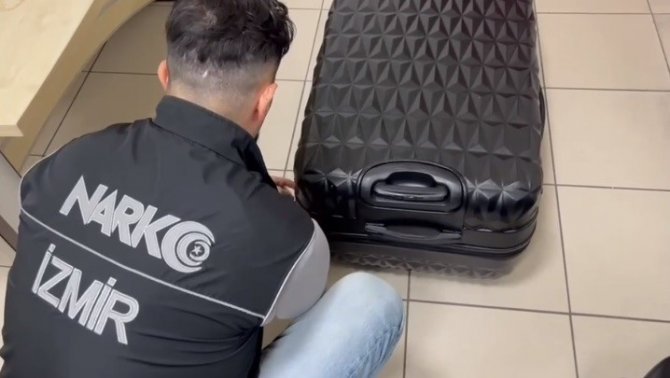 Otogarda Yolcunun Valizinden Binlerce Sentetik Hap Çıktı