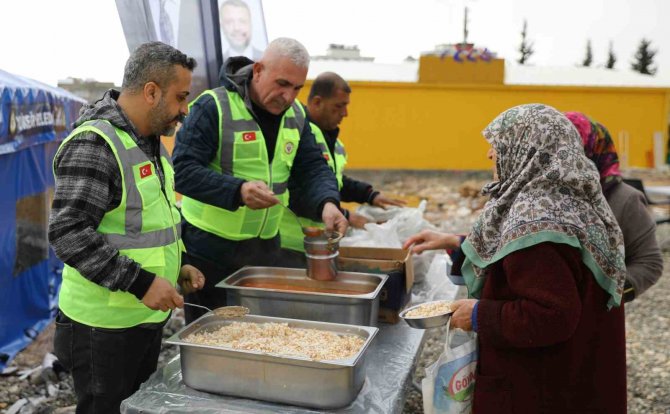 Yüreğir Belediyesinden Adıyaman’da İftar Yemeği