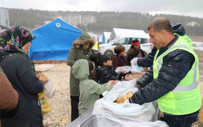 Yüreğir Belediyesinden Adıyaman’da İftar Yemeği