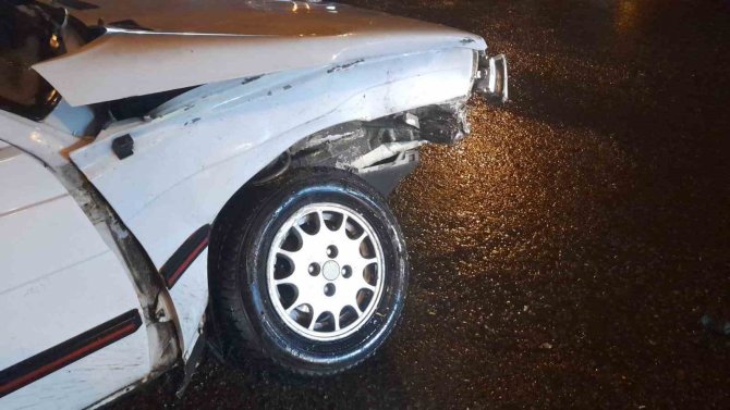 Ereğli’de Feci Kaza: İ̇ki Otomobil Kafa Kafaya Çarpıştı