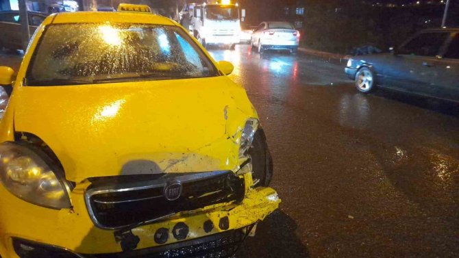 Ereğli’de Feci Kaza: İ̇ki Otomobil Kafa Kafaya Çarpıştı
