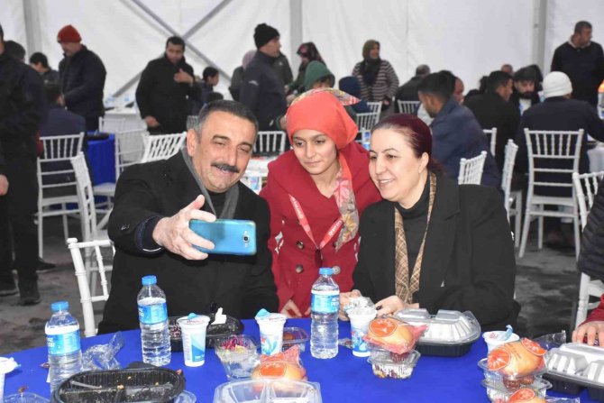 Siirt Valisi Hacıbektaşoğlu, Afetzede Ailelerle İftar Programında Buluştu
