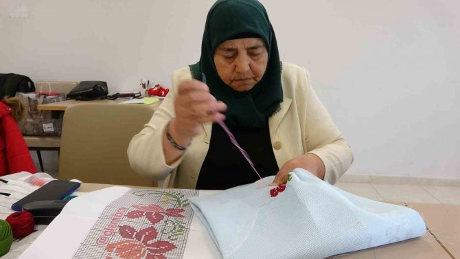 Deprem, 74 Yaşındaki Saadet Teyzenin Öğrenme Aşkına Engel Olmadı