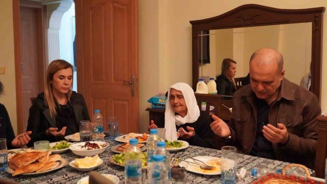 90 Yaşına Giren Muhibe Nineye Kaymakam Ve Belediye Başkanından Sürpriz