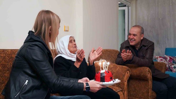 90 Yaşına Giren Muhibe Nineye Kaymakam Ve Belediye Başkanından Sürpriz