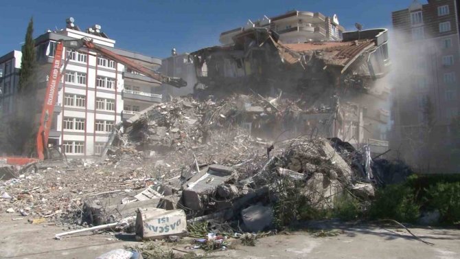 Enkaz Altında Kalan Yavru Kediler Kurtarıldı