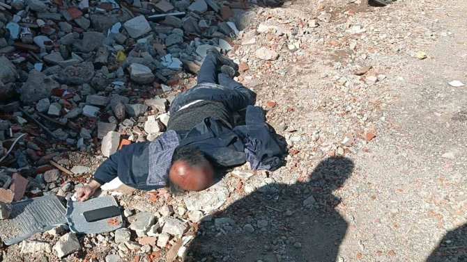 Yıkılan Binaların Fotoğrafını Çekmek İsterken Minibüs Çarptı